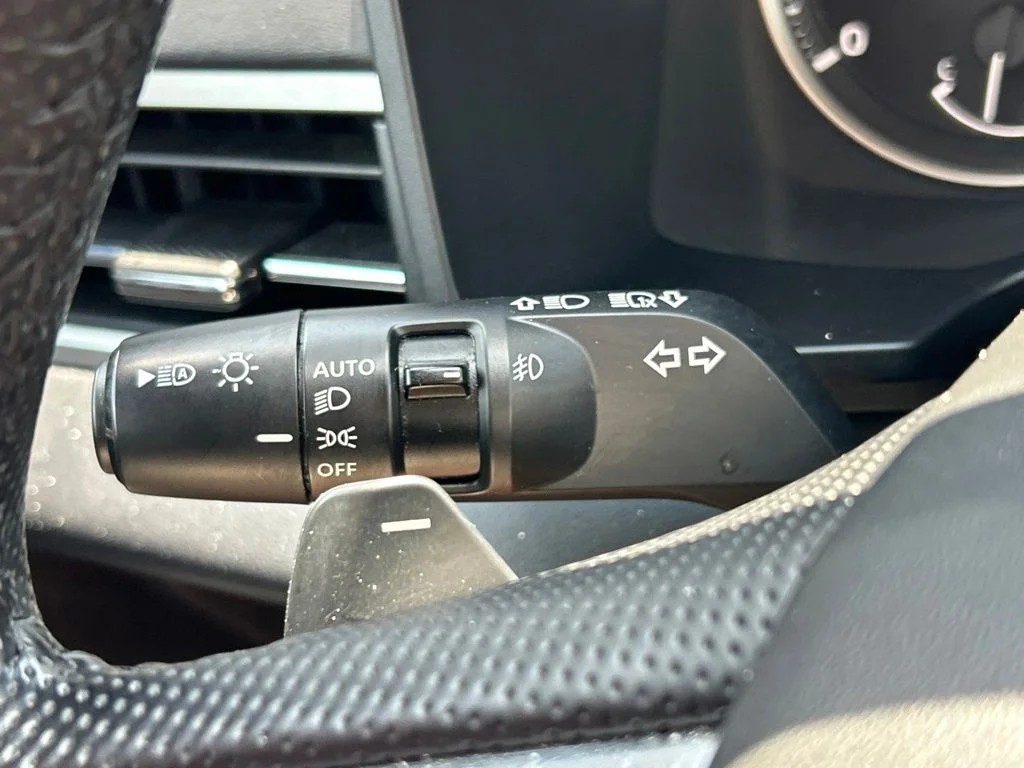 Used 2024 Silver Mitsubishi SE image 28