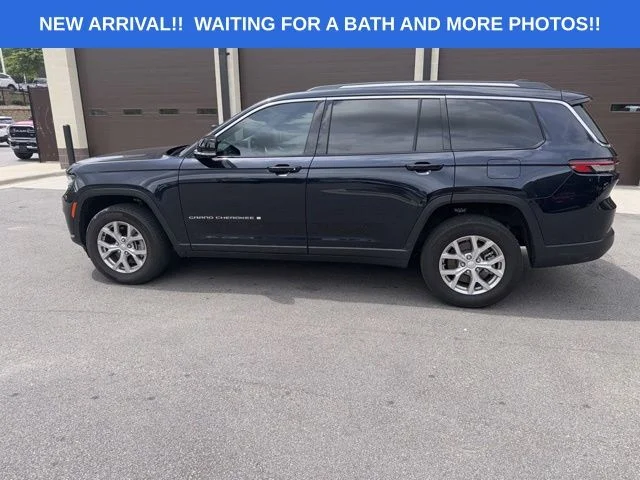Used 2023 Blue Jeep Limited image 3