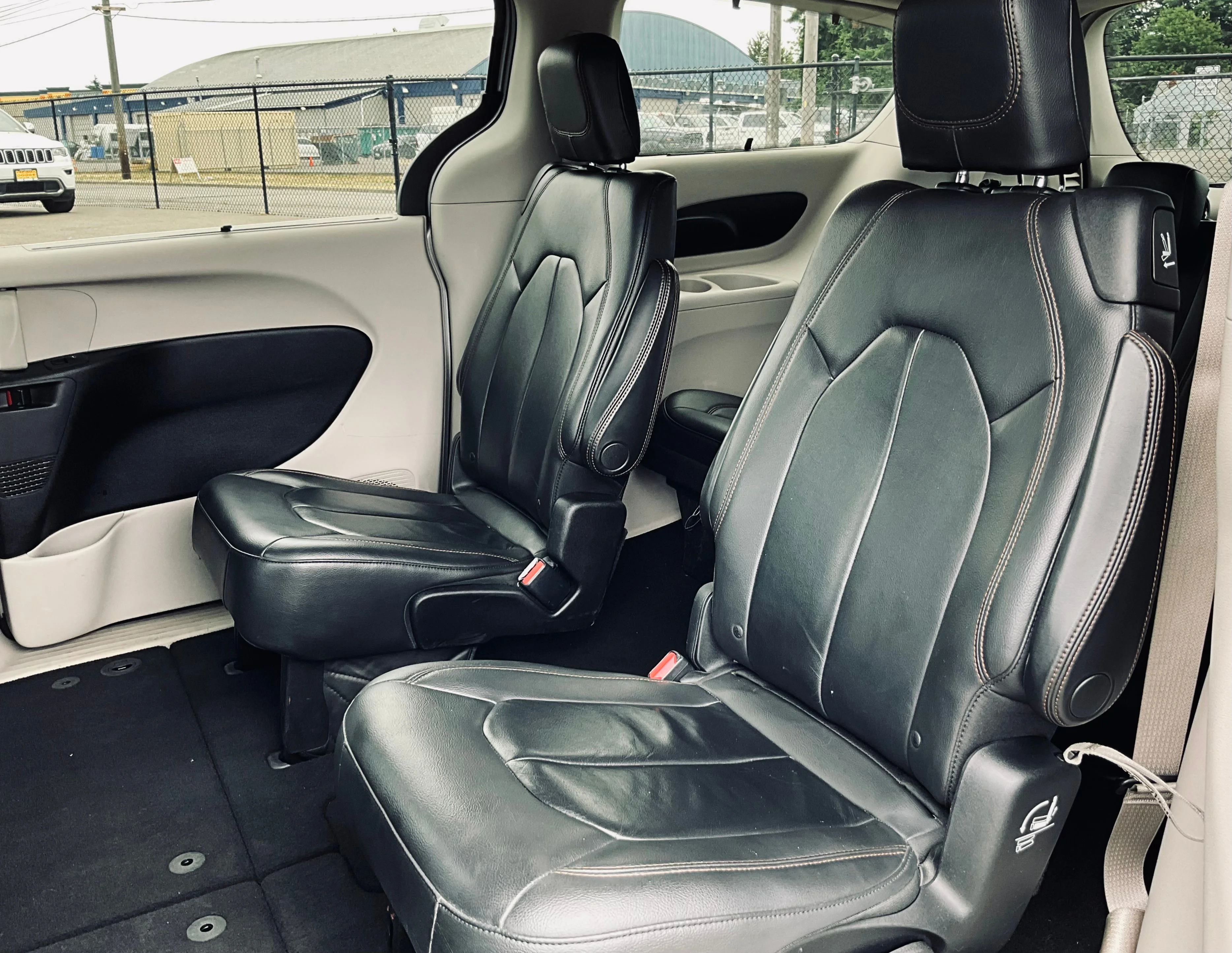 Used 2017 Silver Chrysler Touring L image 24