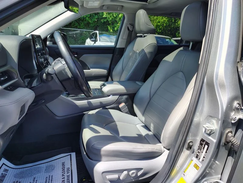 Used 2022 Silver Toyota XLE image 10