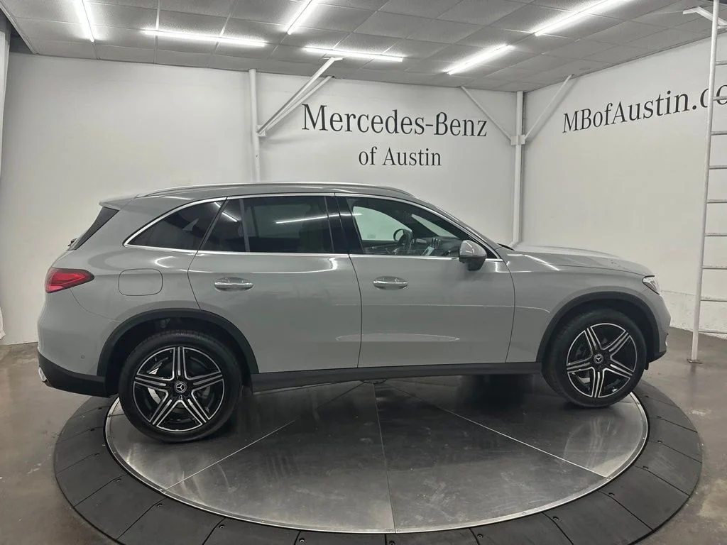 New 2027 White Mercedes-Benz GLC 300 image 8