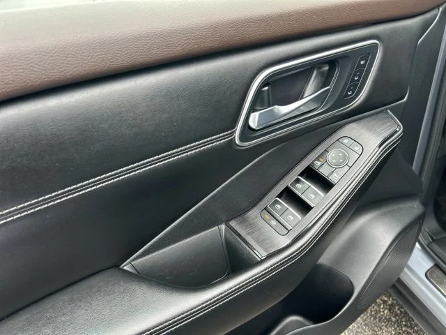 Used 2021 Gray Nissan Platinum image 28