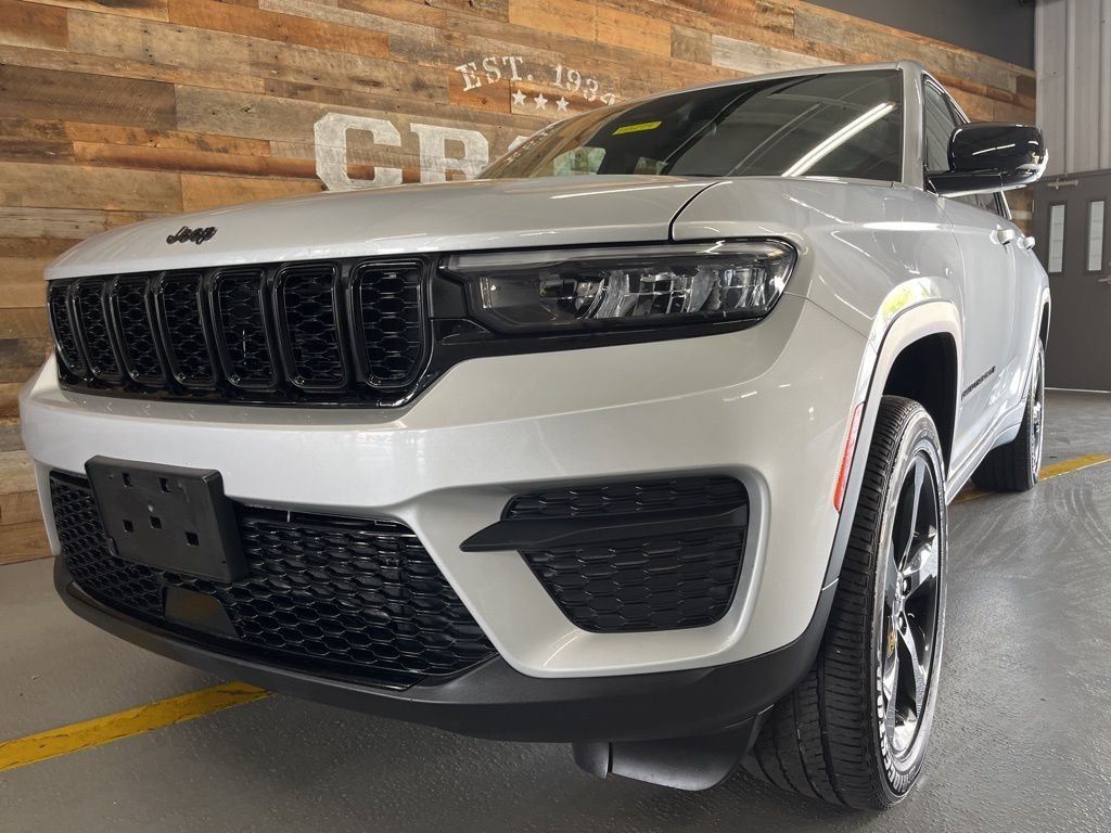 Used 2023 Silver Jeep Altitude X image 11