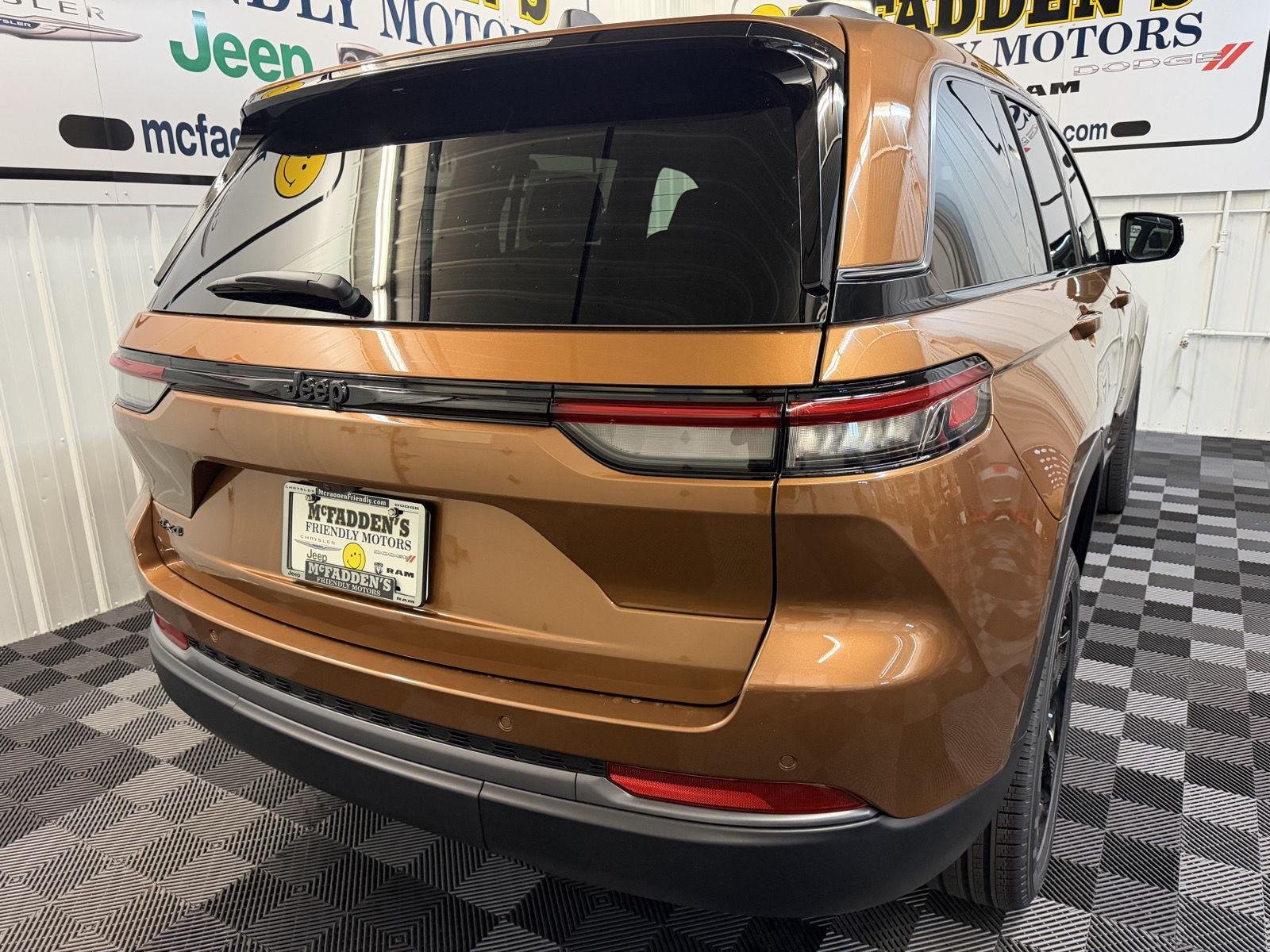 New 2026 Copper Shino Metallic Clear-Coat Exterior Paint Jeep Limited image 4