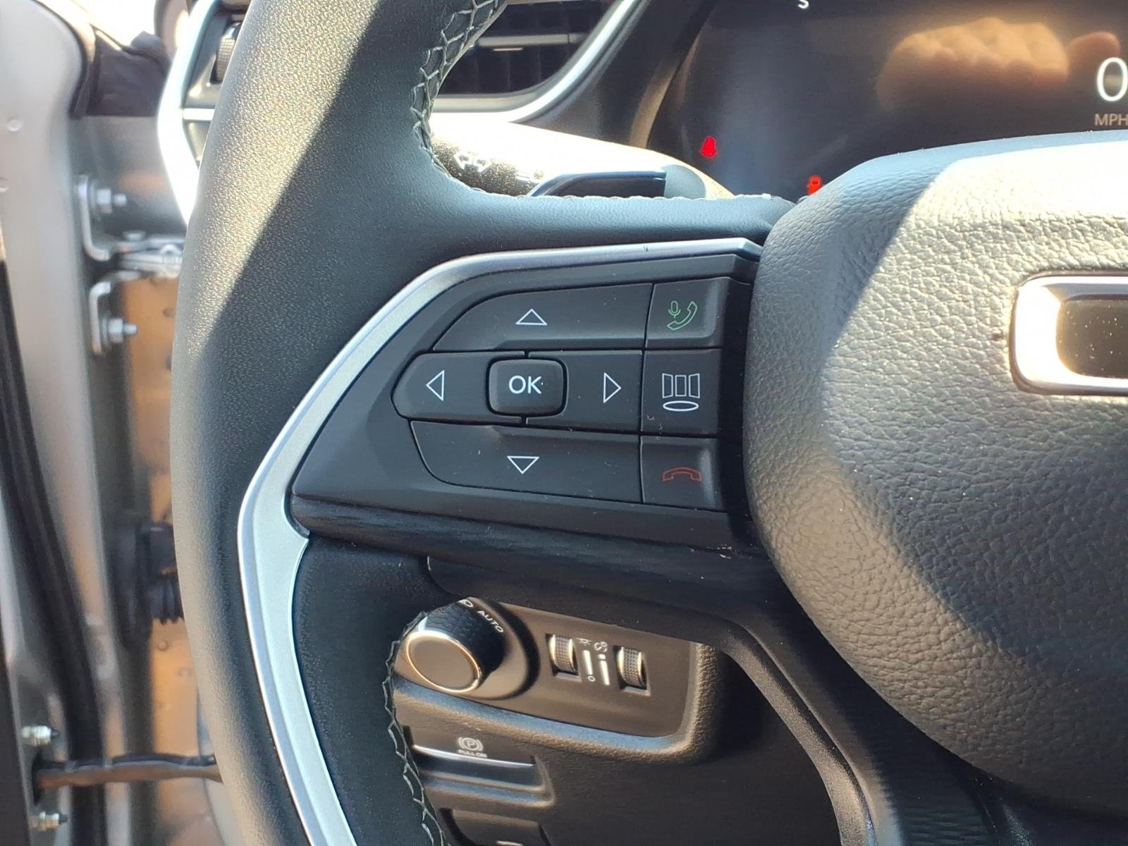 Used 2023 Silver Jeep Laredo 4x4 image 10