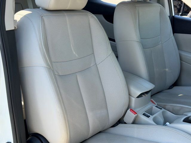 Used 2022 White Nissan SL image 37