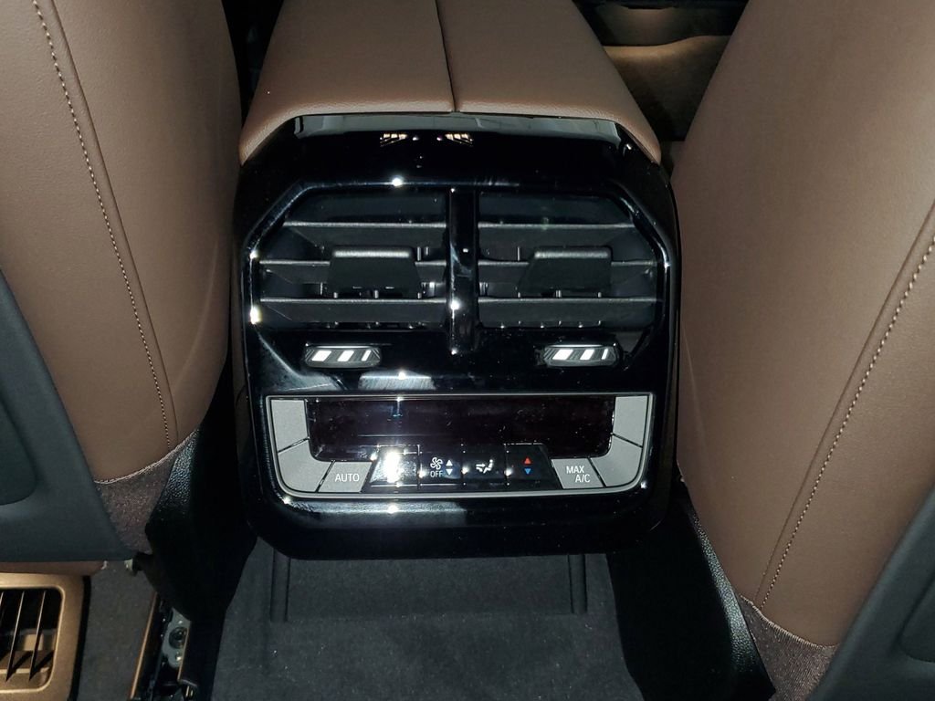 2026 BMW iX 60 - Photo 12