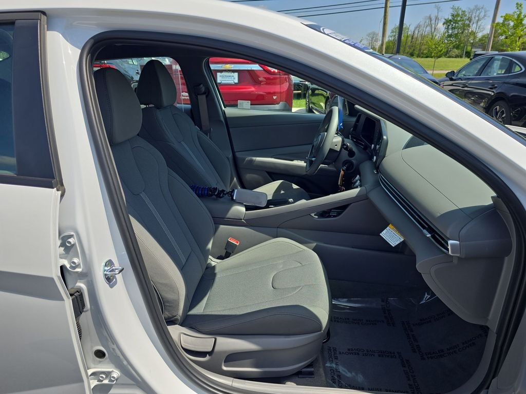 Used 2025 White Hyundai SE image 23