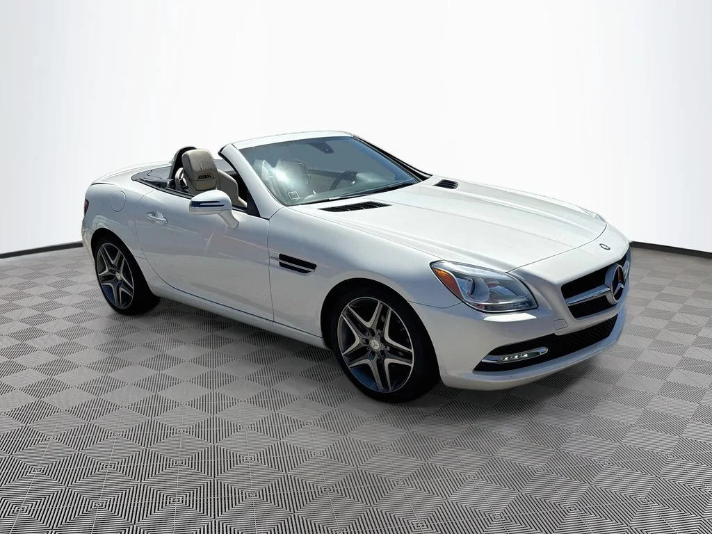 Used 2014  Mercedes-Benz SLK 250 image 4