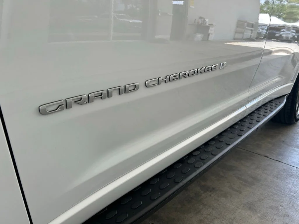 Used 2025 White Jeep Overland image 17
