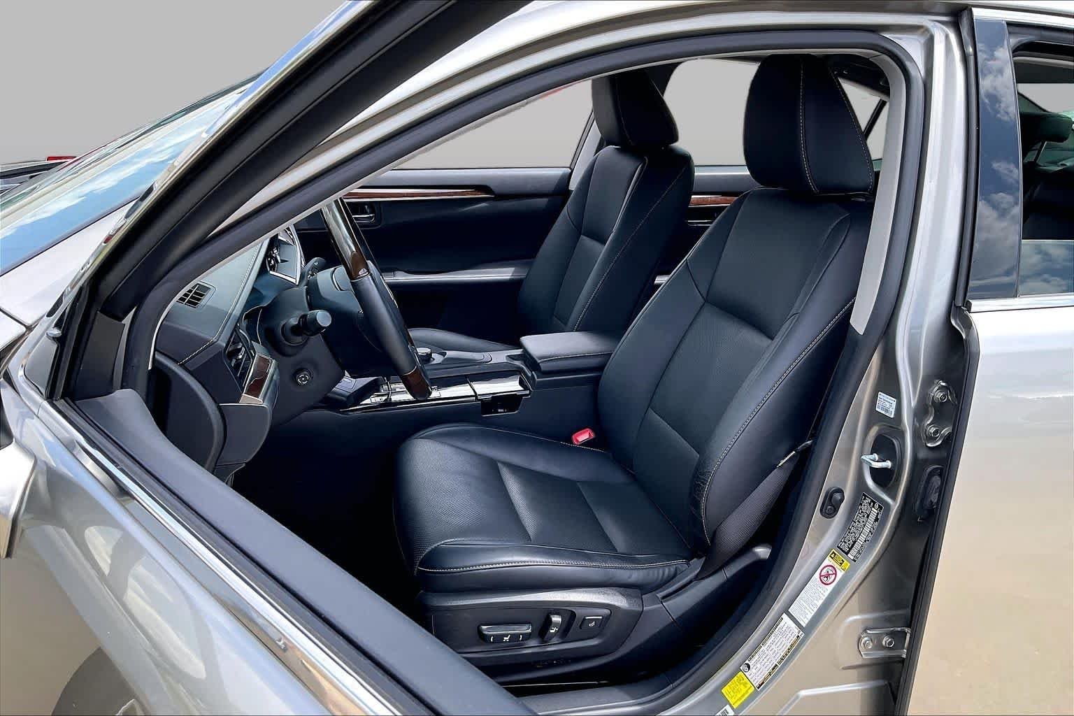 Used 2015 Atomic Silver Lexus  image 7