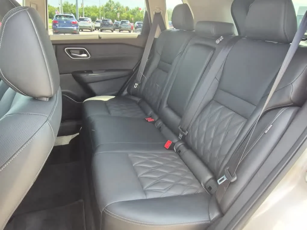 Used 2022 Champagne Silver Metallic Nissan Platinum image 7