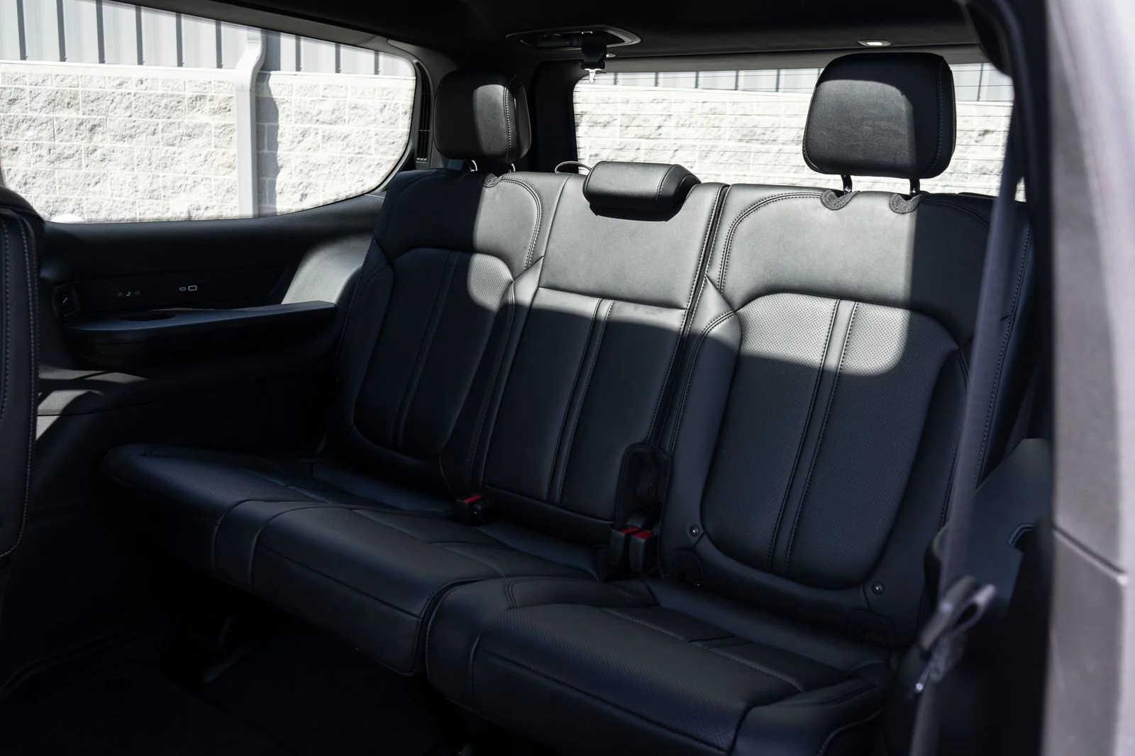 New 2026 Bright White Clear-Coat Exterior Paint Jeep Limited Reserve image 36