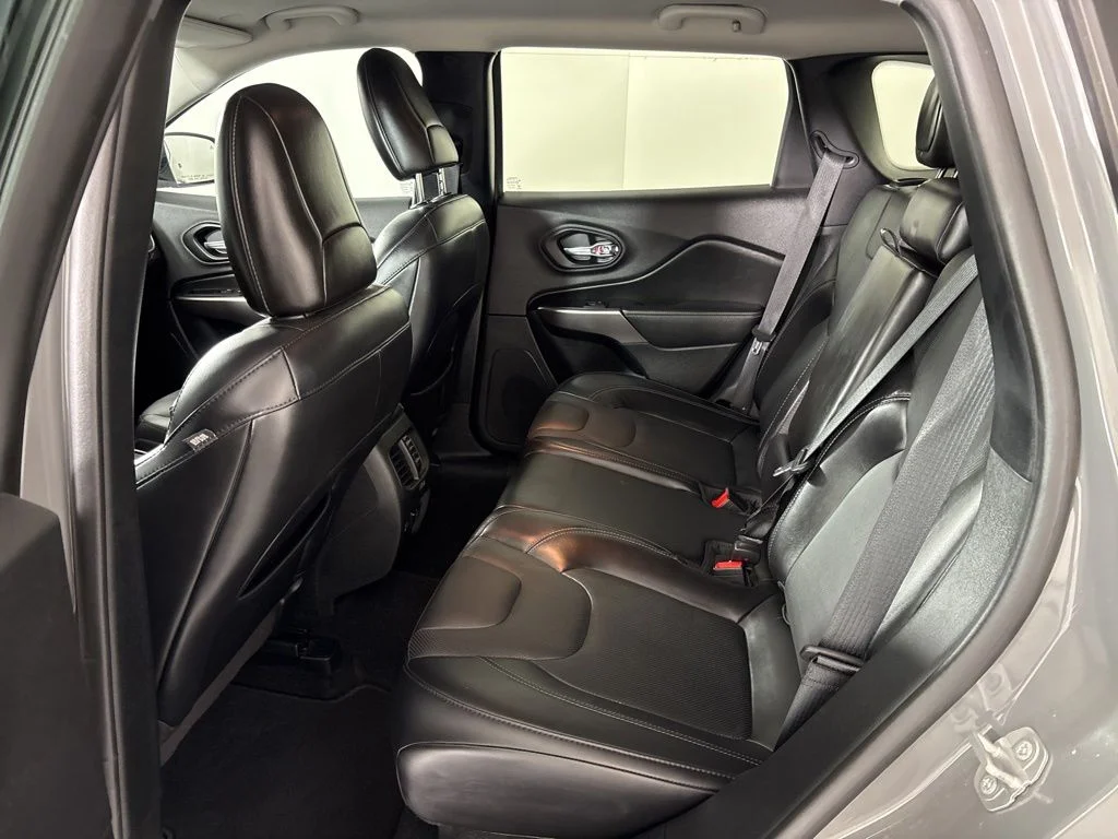 Used 2021 Gray Jeep Latitude Lux image 23