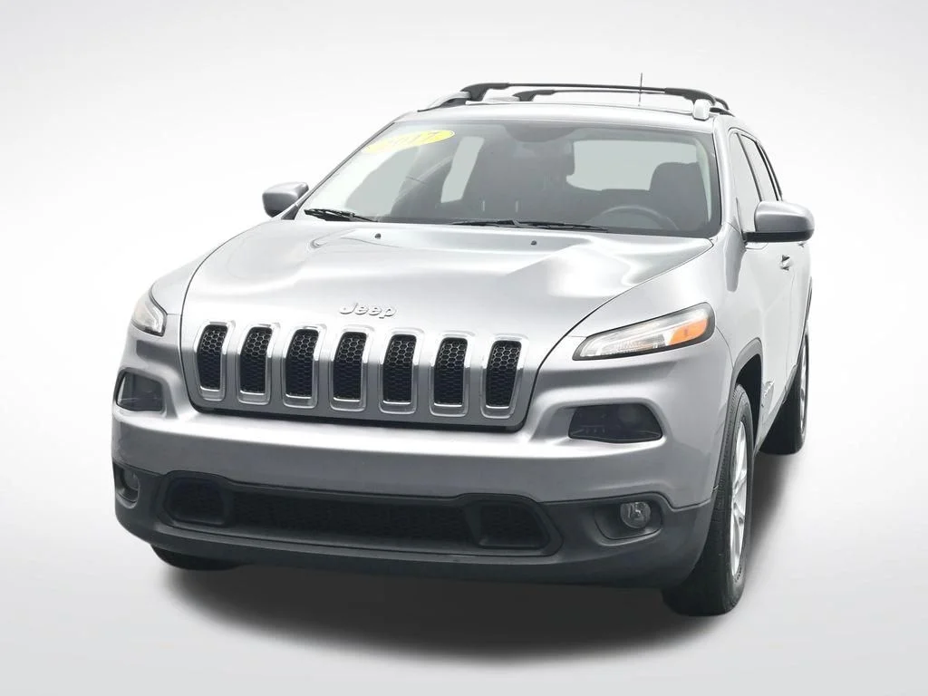 Used 2017 Billet Silver Metallic Clearcoat Jeep Latitude image 2