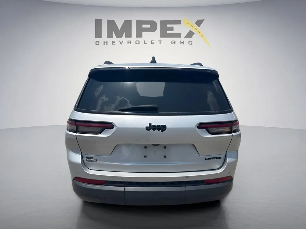 Used 2022  Jeep Limited image 4