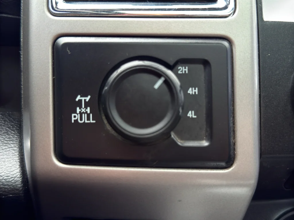 Used 2018 White Platinum Metallic Tri-Coat Ford LARIAT image 34