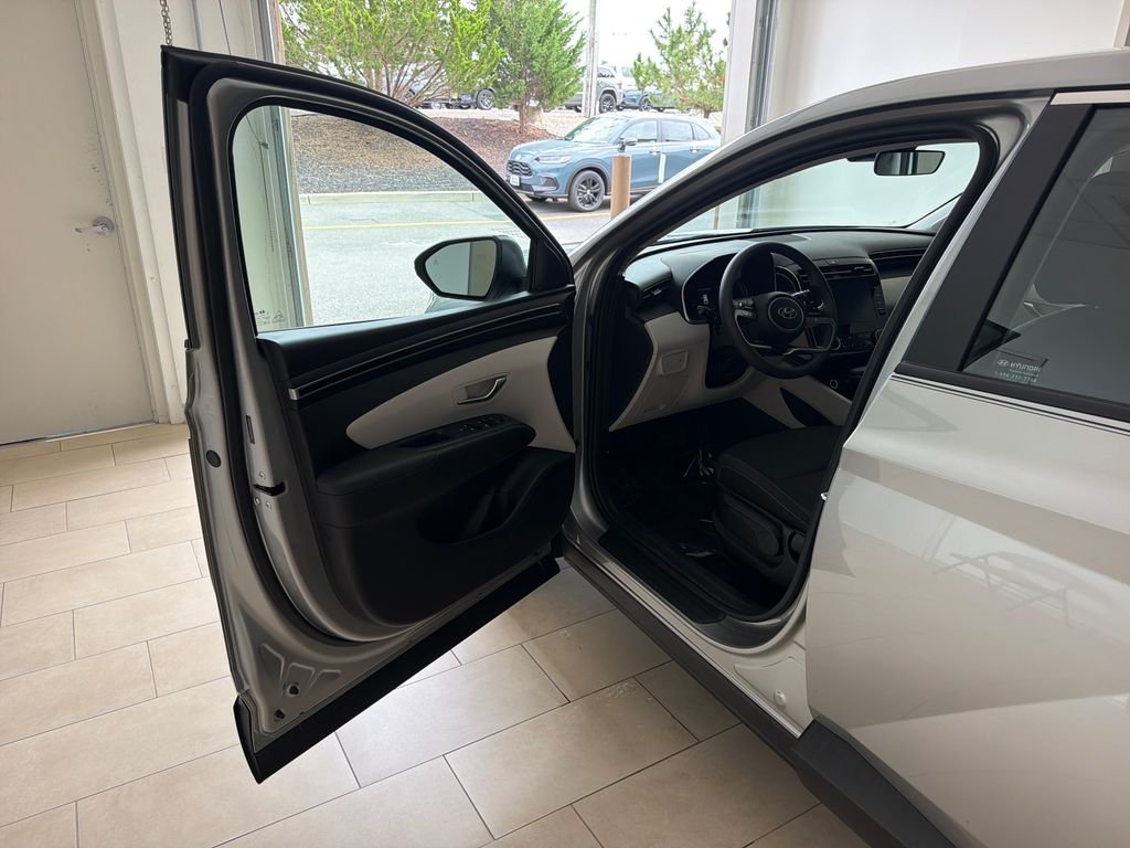 Used 2024 Shimmering Silver Hyundai SE image 10