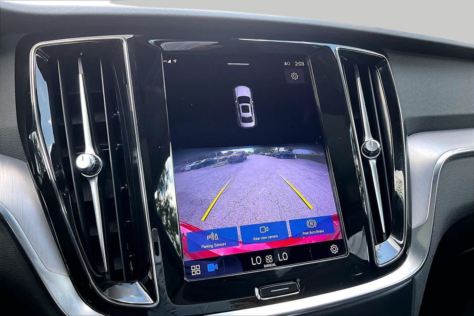 Used 2023  Volvo Core Dark Theme image 25