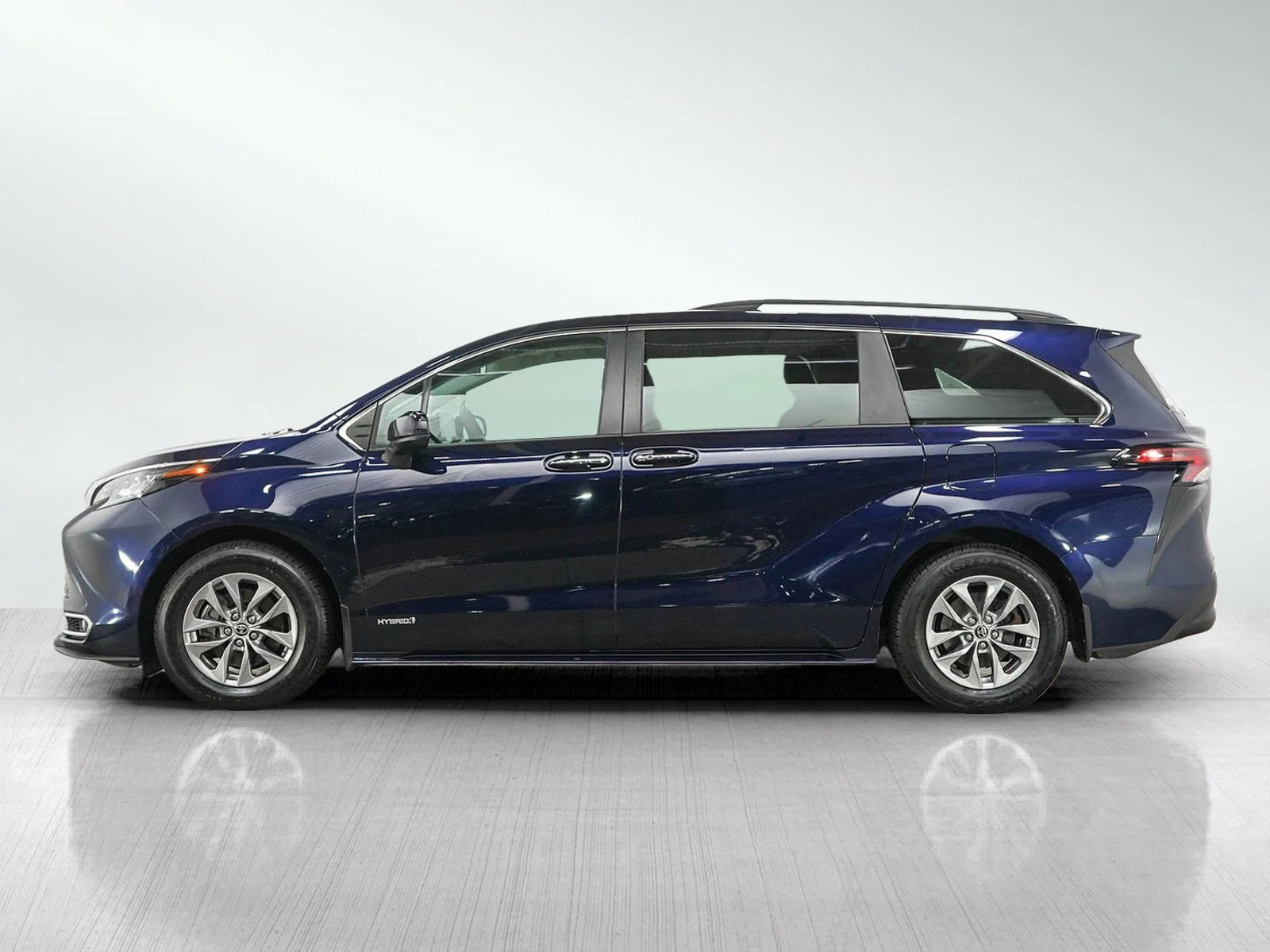 Used 2021 Toyota Sienna XLE with VIN 5TDJSKFC4MS012618 for sale in Wayzata, Minnesota
