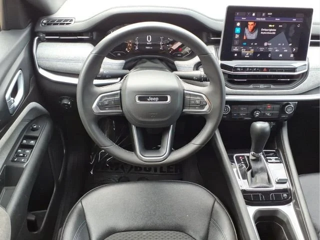 Used 2024  Jeep Latitude image 19