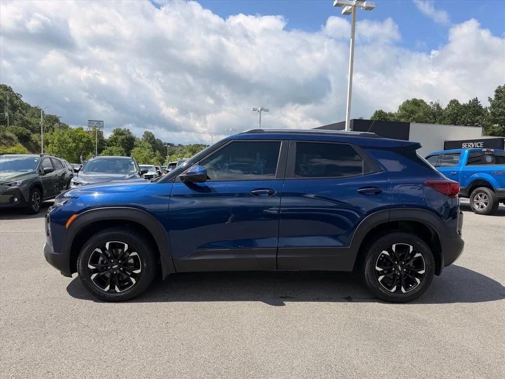 Used 2022 Blue Chevrolet LT image 4