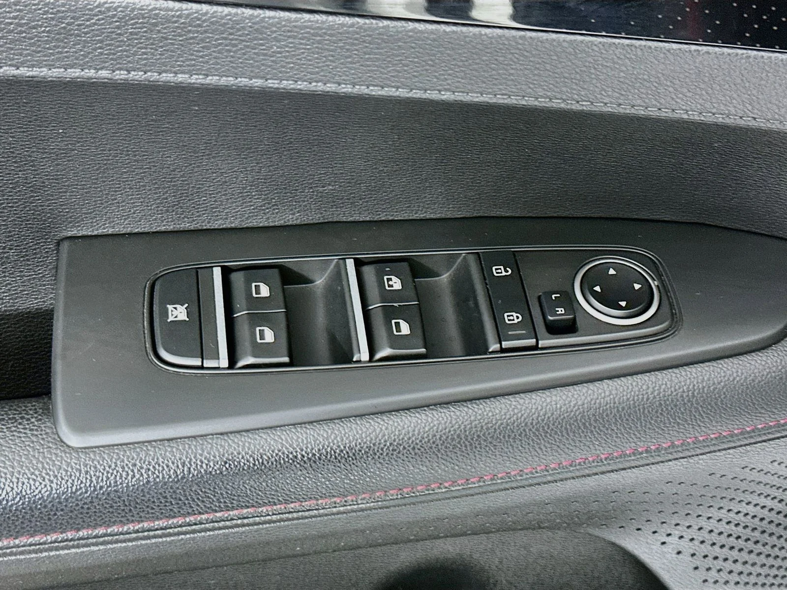 Used 2022 Snow White Pearl Kia GT image 18