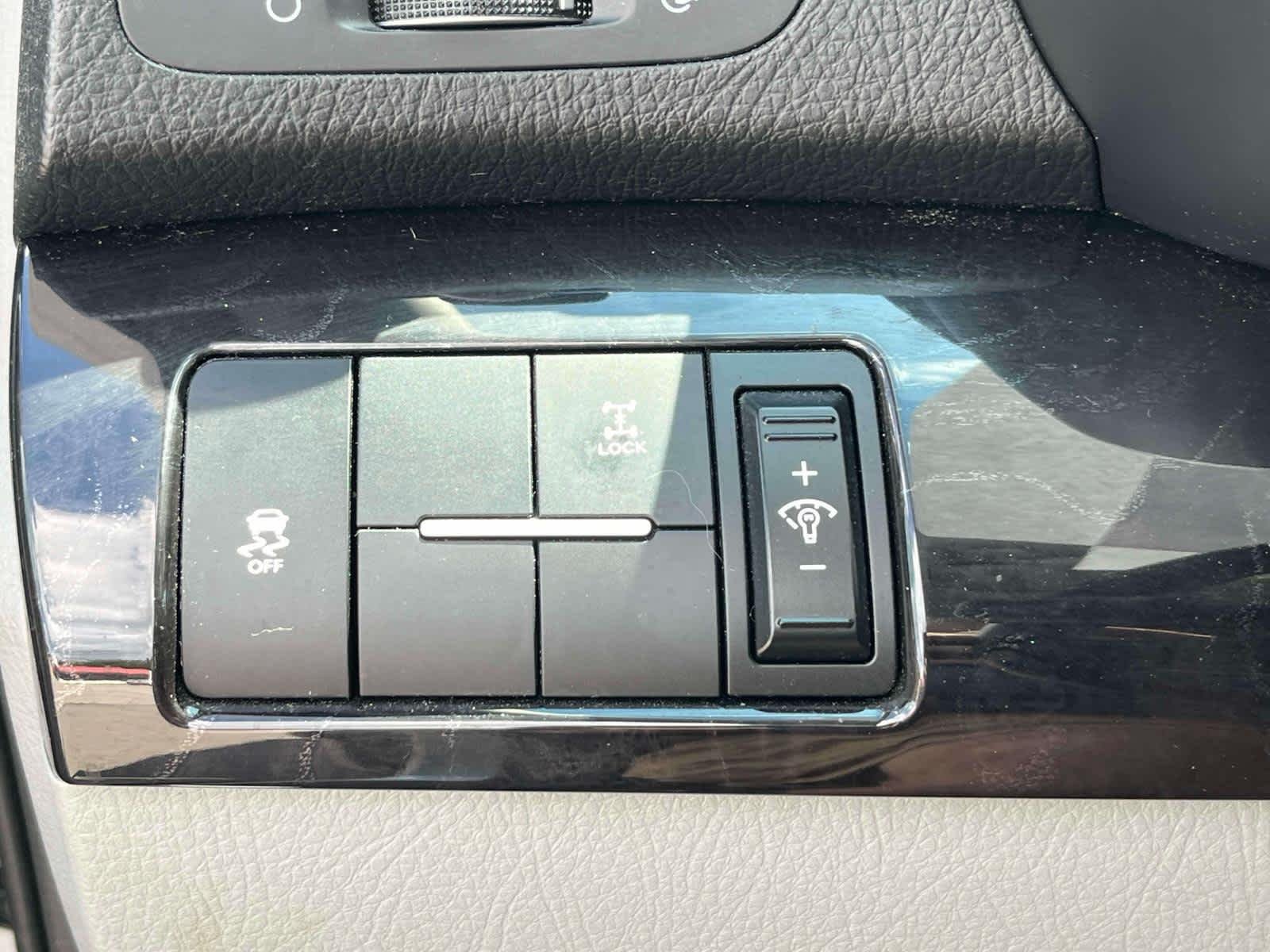 Used 2015 Bright Silver Kia LX image 31
