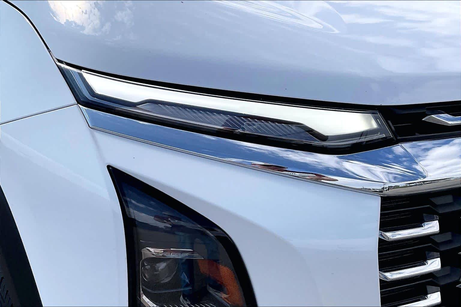 Used 2025 Summit White Chevrolet FWD LT image 26