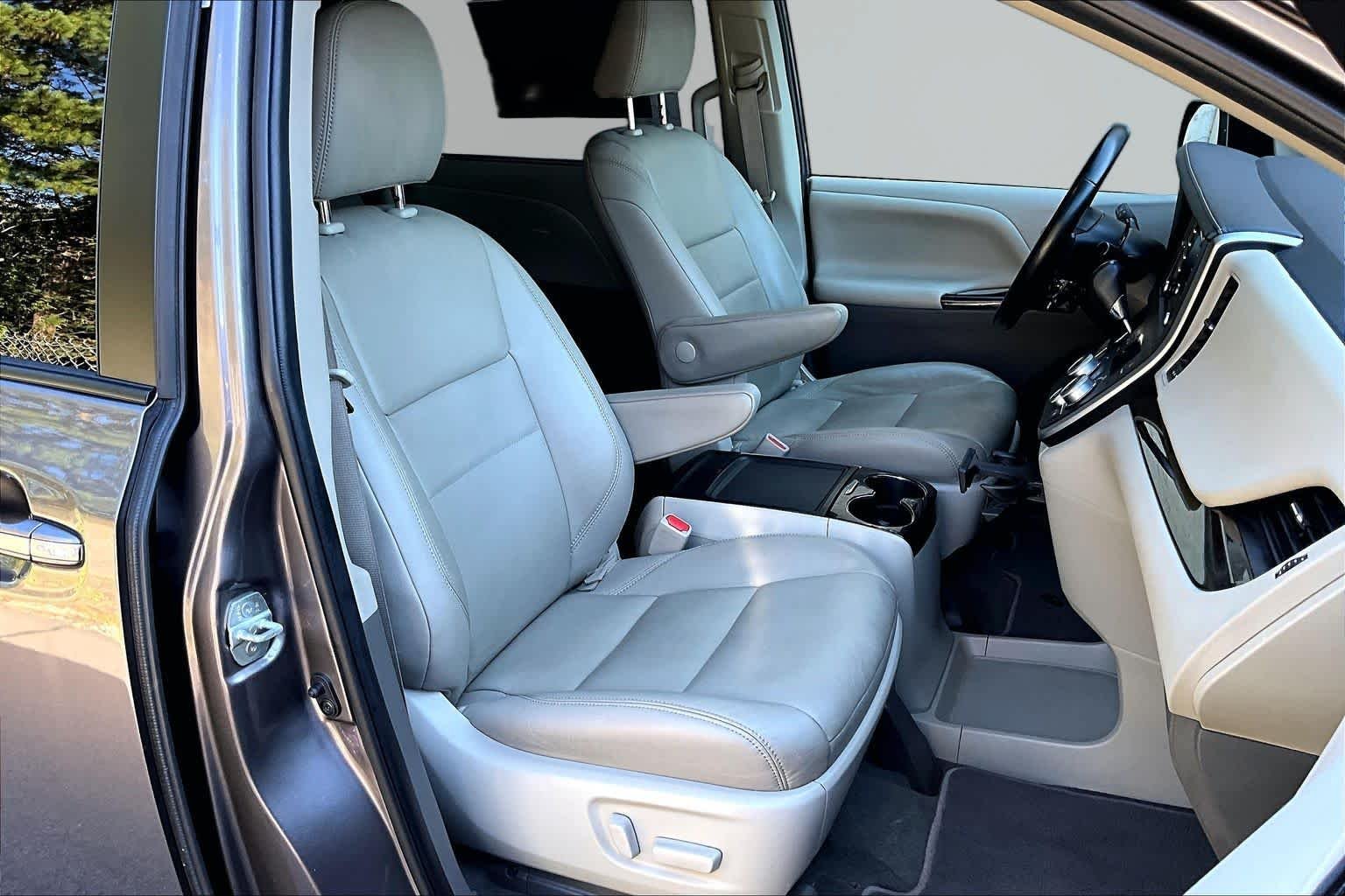 Used 2020 Predawn Gray Mica Toyota XLE image 9