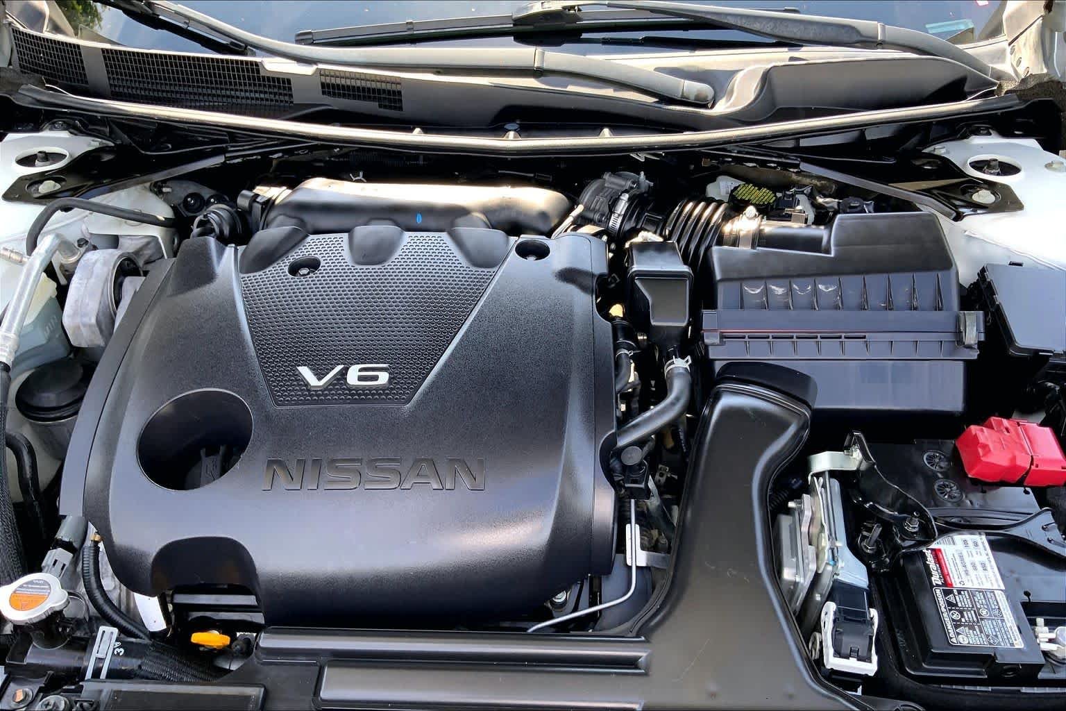 Certified Used 2019 Pearl White Tricoat Nissan Platinum image 29
