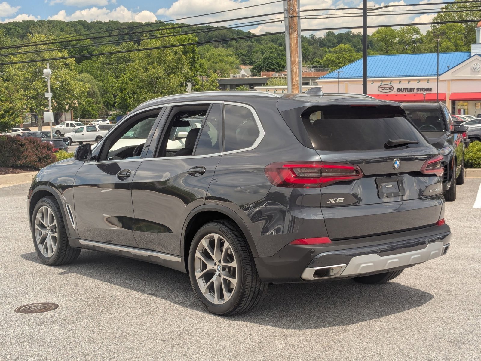 Used 2022 Arctic Grey Metallic BMW xDrive40i image 3