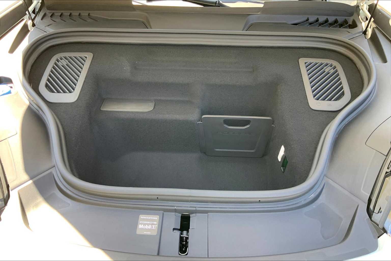 2025 Porsche Macan Turbo Electric - Photo 21