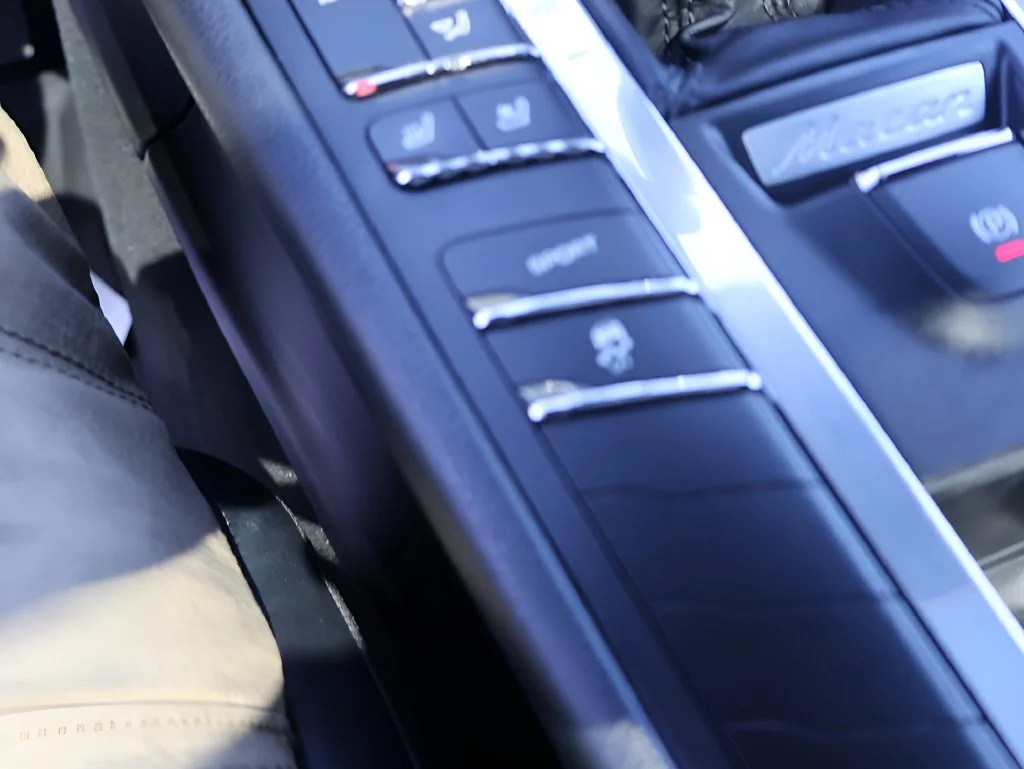 Used 2018  Porsche Base image 30