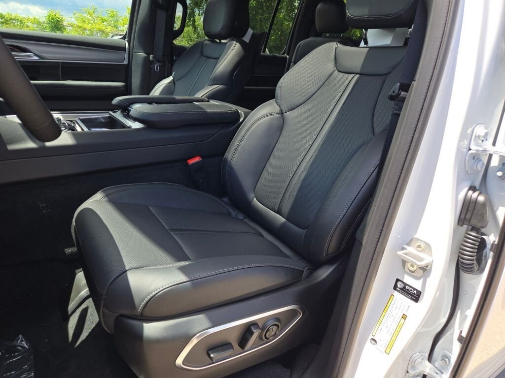 New 2026 Bright White Clear-Coat Exterior Paint Jeep Limited Reserve image 27