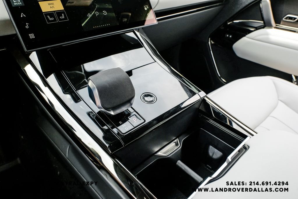 New 2026 Santorini Black Metallic Land Rover SE image 30