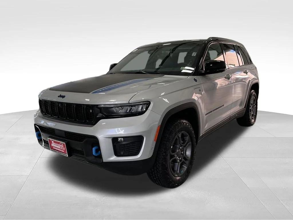 New 2024 Silver Zynith Exterior Paint Jeep Trailhawk 4xe image 12