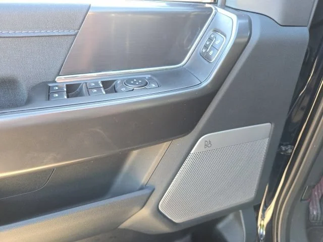 Used 2025 Blue Metallic Ford LARIAT image 18