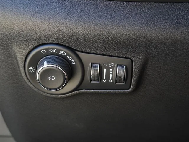 New 2026 Fathom Blue Pearl-Coat Exterior Paint Jeep Latitude image 21