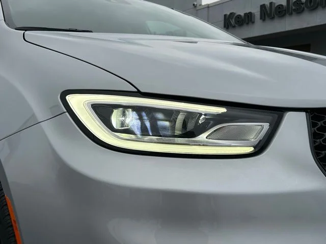 New 2026 Silver Mist Clear-Coat Exterior Paint Chrysler Limited image 14
