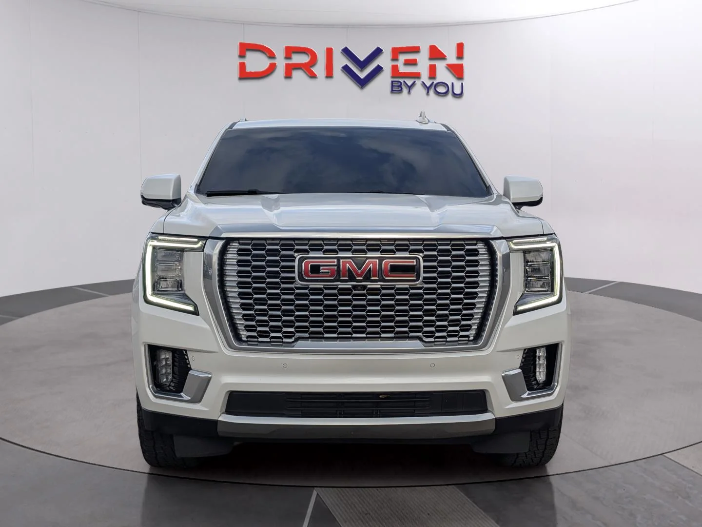 Used 2022 White Frost Tricoat GMC Denali image 8