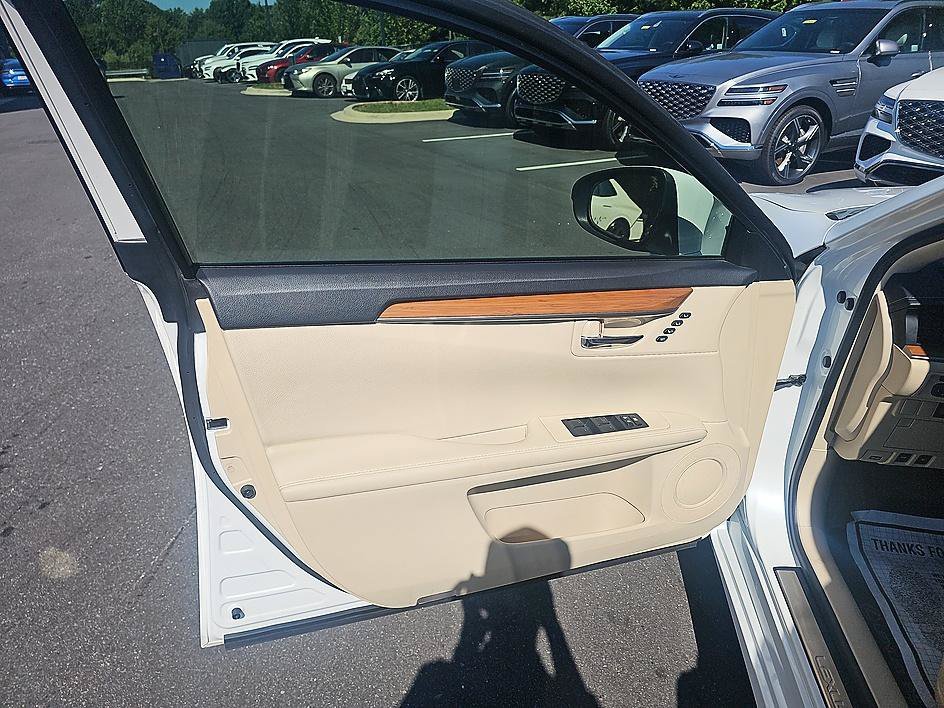 Used 2015 Starfire Pearl Lexus Hybrid image 10
