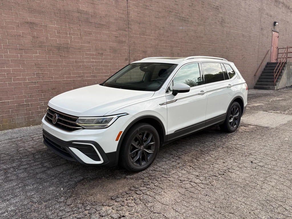 Used 2022 Pure White Volkswagen SE image 1