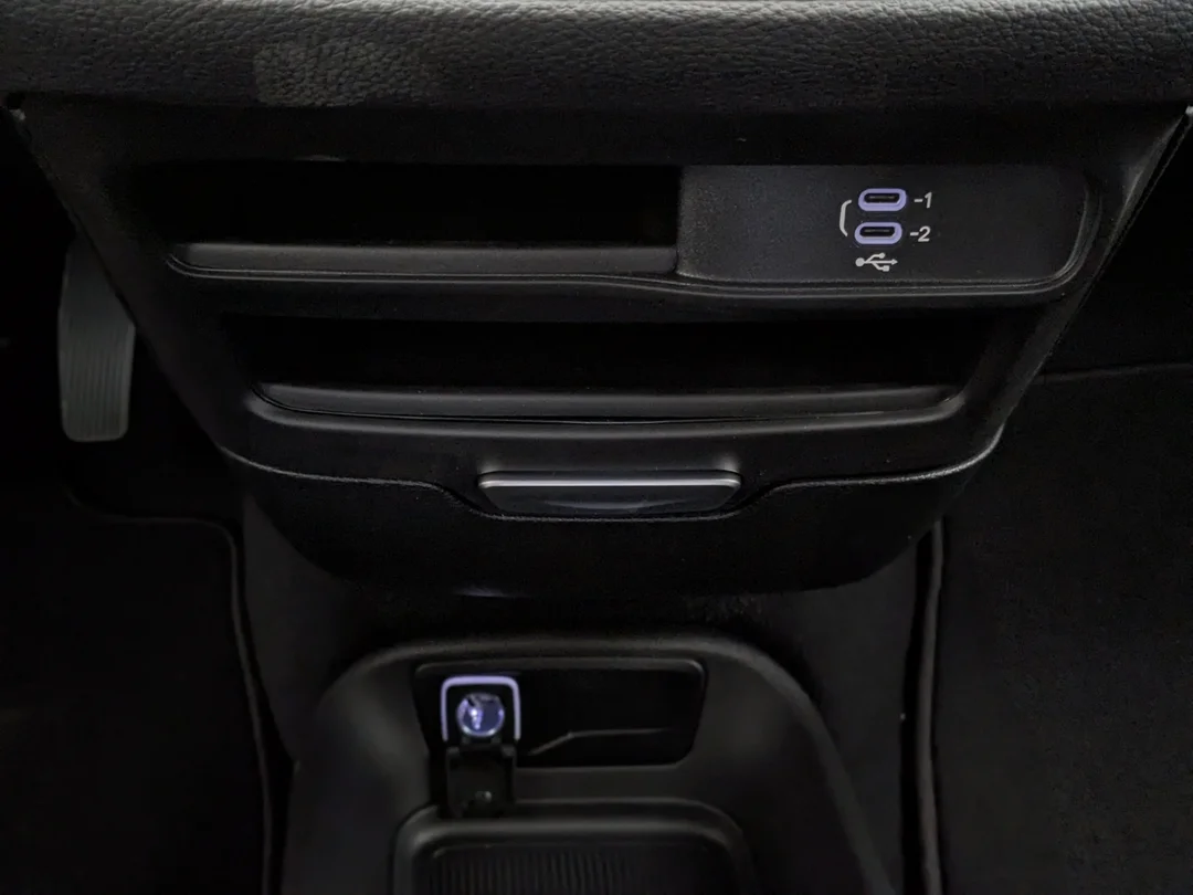 New 2026 White Chrysler Select - - AWD - 3.6L Pentastar V6 - Adaptive Cruise Control - Blind Spot Monitor & More! image 21