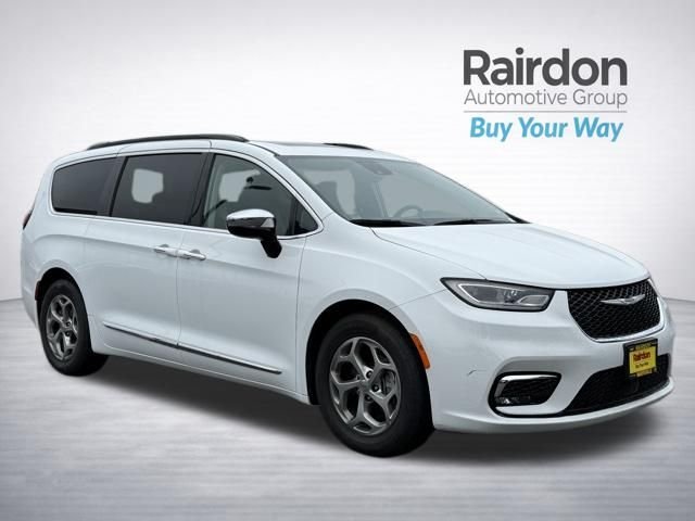 2023 Chrysler Pacifica Limited's photo