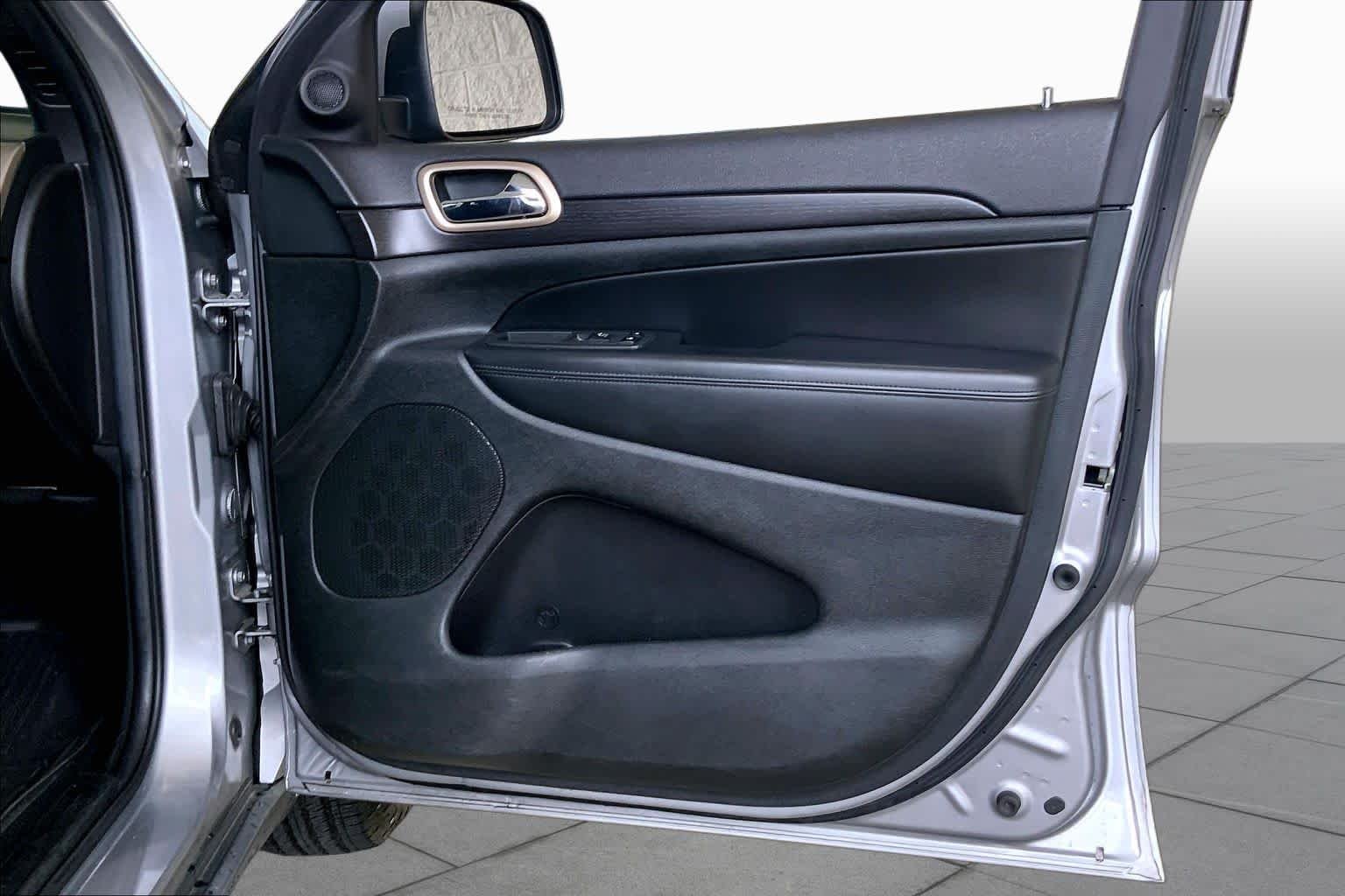 Used 2014 Billet Silver Metallic Clearcoat Jeep Laredo image 21
