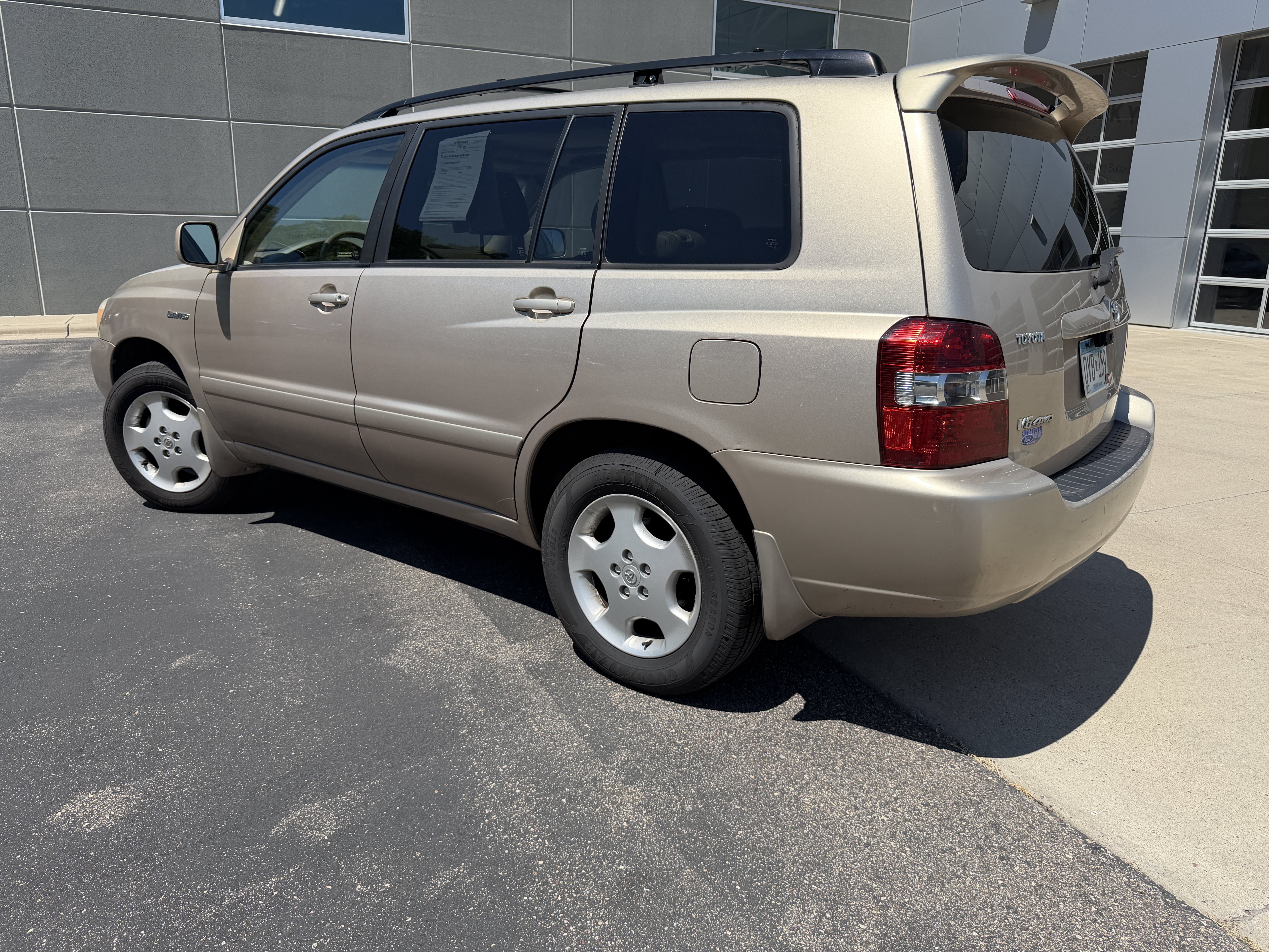 Used 2004 Gold Toyota V6 image 2