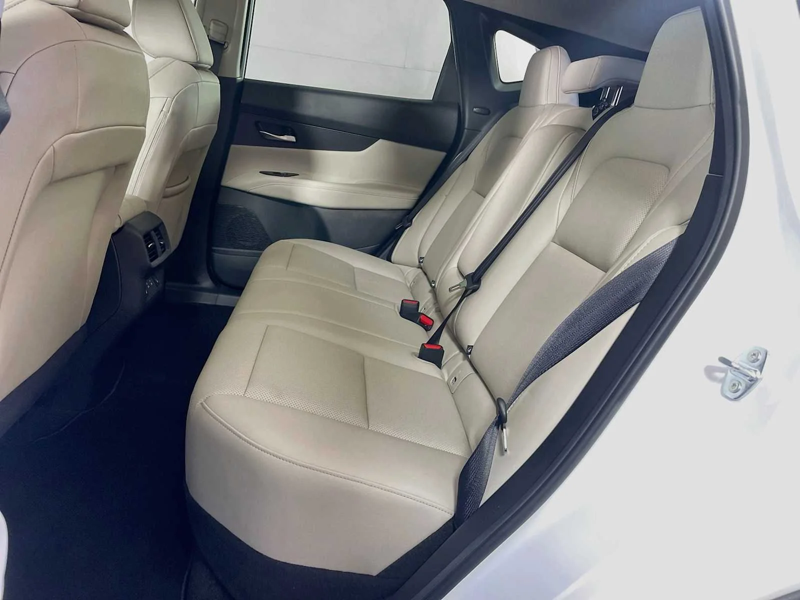 New 2026 Everest White Pearl TriCoat Nissan SL image 5