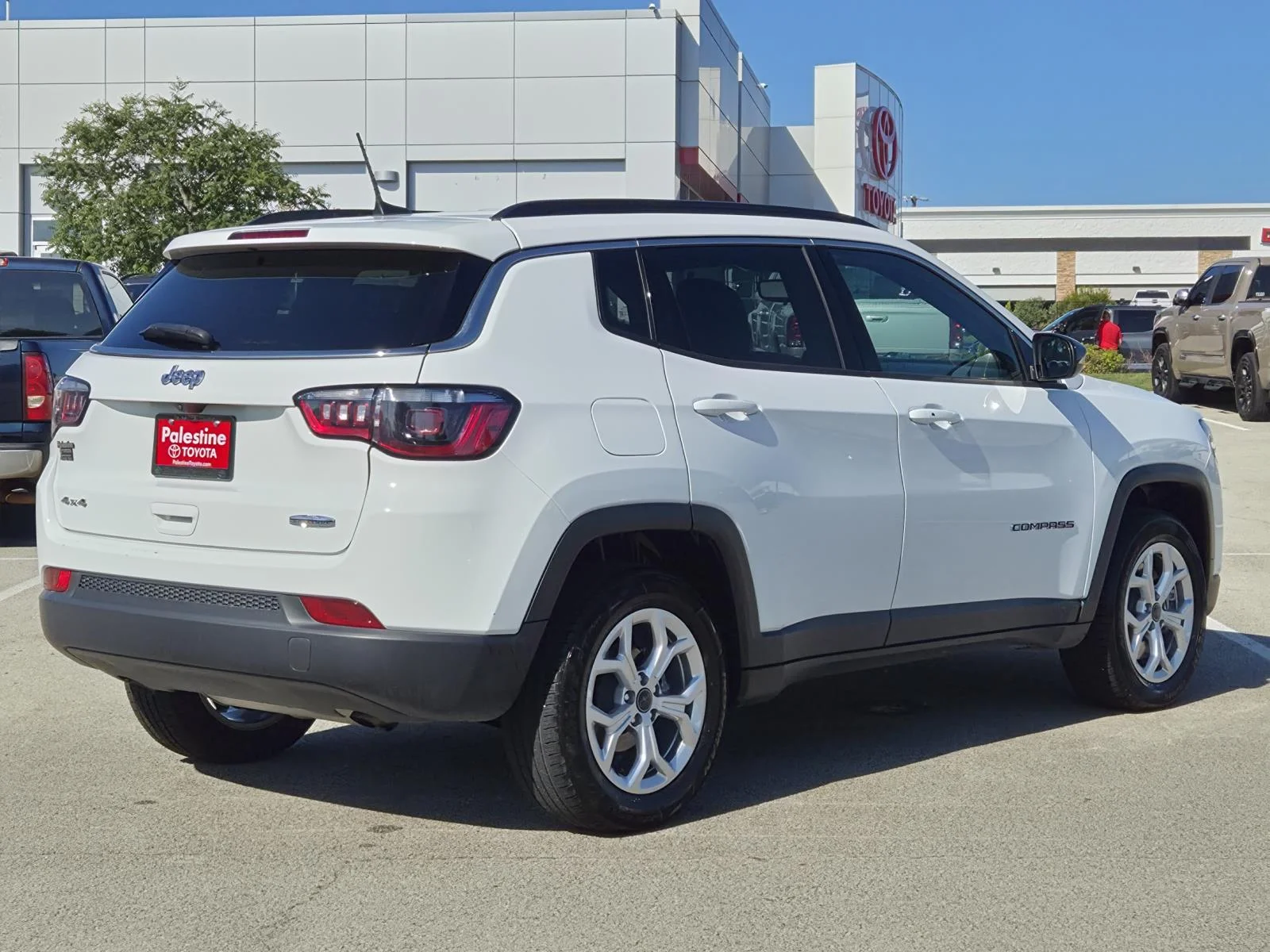 Used 2025 White/off-white Jeep Latitude 4x4 image 4