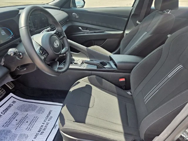 Used 2025 Black Hyundai SEL Sport image 9